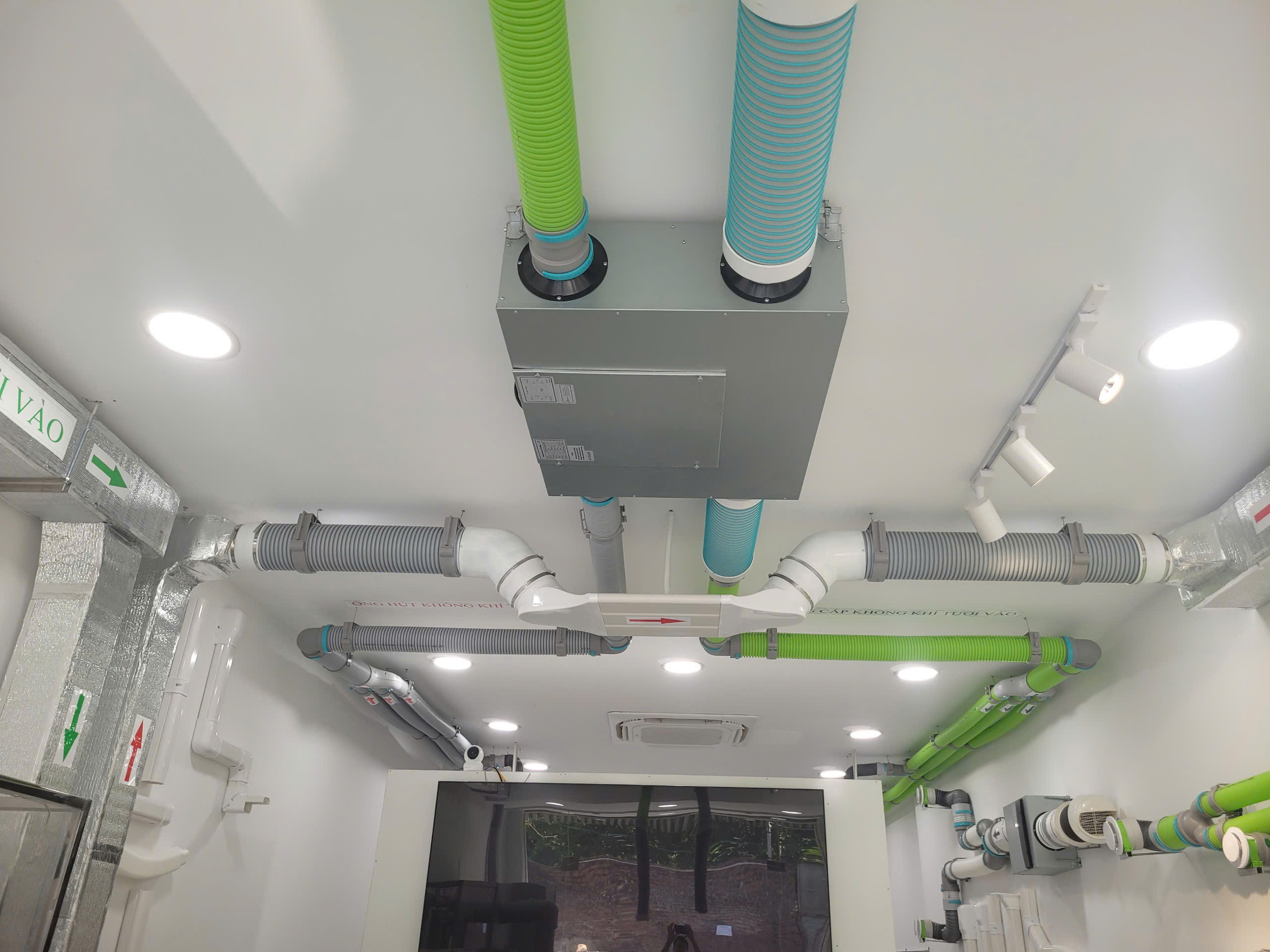 Showroom thông gió âm trần